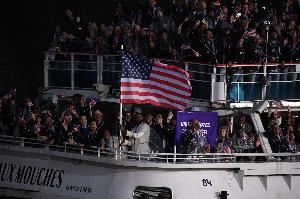 一年前的今天 詹姆斯在奥运会开幕式上担任美国历史首位男篮旗手