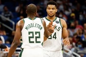 雄鹿球迷发文称想念米德尔顿😨 字母哥回复：我也想他