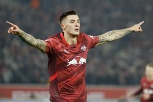 泰晤士报：曼联已将锋线引援目标缩小至沃特金斯&塞斯科2人