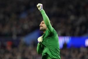 要换门将？天空：曼联有意多纳鲁马，奥纳纳的未来变得不确定