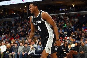 福克斯上季场均23.5分4.8板6.3助 加盟马刺后17场场均19.7分6.8助