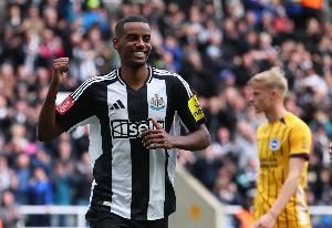 记者：伊萨克在损害自己声誉，该正式递交转会申请向纽卡表达尊重