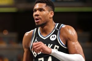 马尔卡宁：字母哥一对一真的很难防 你试图去限制但他总有绝招