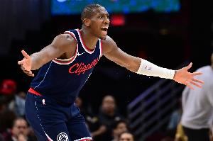 卢：第一节末段邓恩和科林斯上场后带来了能量 尤其在防守端